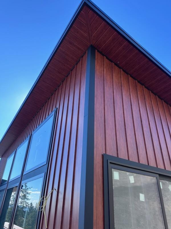 Frontier woodgrain board and batten siding